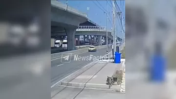 Бетономешалка рухнула с моста на автомобиль