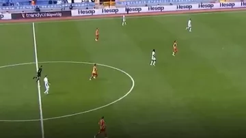 Qapıçı öz yerindən rəqib qapıya qol vurdu