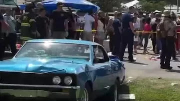 Автомобиль протаранил парад в США