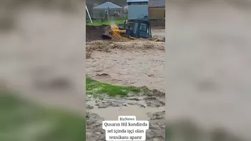 Sel traktoru sürücü ilə birlikdə apardı