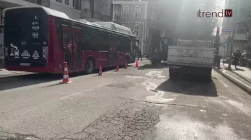 Metronun “28 May” stansiyası yaxınlığında yol çöküb - Dövlət qurumları hadisə yerində