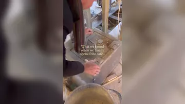 Женщина нашла во время ремонта дома загадочный сейф