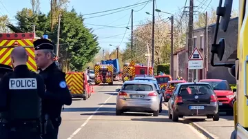 Во Франции скоростной поезд столкнулся с военным грузовиком