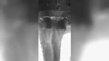 Запуск ракеты-носителя SLS в рамках программы Artemis II в инфракрасном диапазоне