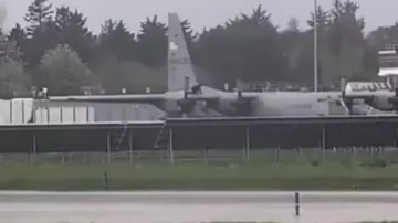 Мужчина атаковал американский военный самолет в Ирландии