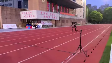 Китайский гуманоид "дышит в спину" Усейну Болту