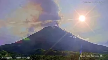 В Индонезии зафиксировали шесть извержений вулкана подряд