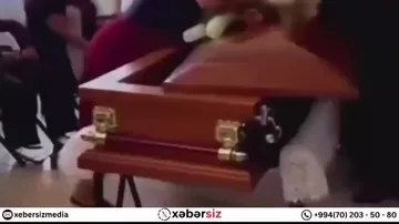 Dul qadın ərinin tabutu başında onun məşuqəsi ilə dalaşıb