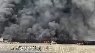 Мощный пожар на парковке в Китае