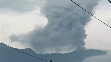 В Индонезии вулкан выбросил пепел на высоту 4,5 км