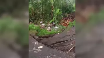 В Индонезии дорога обвалилась