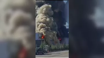 Ankarada iri boya zavodu yanır