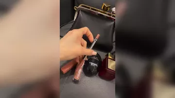 Vüsalə aksessuarlar və çantasının içindəkiləri göstərdi