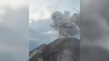 В Гватемале сняли извержение вулкана с вершины кратера - 2