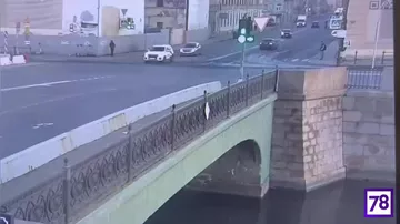 Машина упала в Обводный канал в Санкт-Петербурге