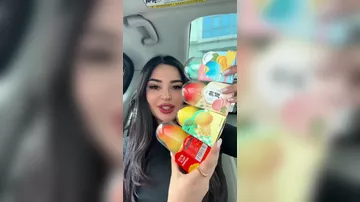 Азербайджанский блогер продегустировала 3D-мороженое