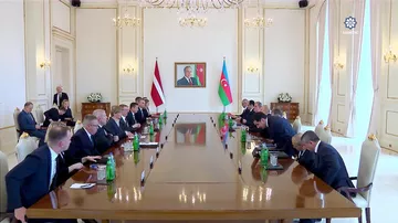 Azərbaycan və Latviya prezidentlərinin geniş tərkibdə görüşü keçirilib