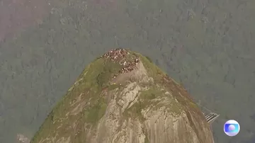 Около 200 туристов оказались в ловушке на горе в Бразилии