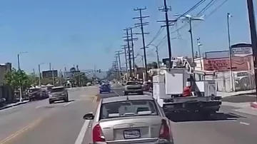 Самолет опрокинулся в воздухе и упал на парковку возле жилого дома