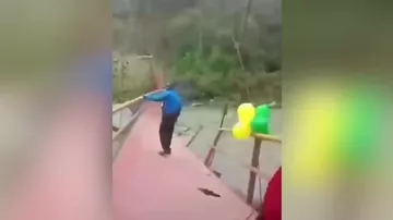 В Колумбии подвесной мост обрушился во время открытия