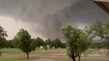 Торнадо в Оклахоме: пострадали 10 человек