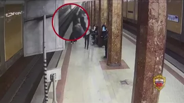 В Москве пассажир метро упал на пути перед прибывающим поездом