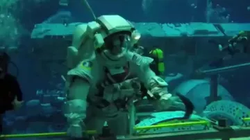 Астронавты тренируются на подводном крупномасштабном макете МКС перед полетом в космос