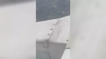 Пассажир заснял незакреплённые болты на крыле Boeing 737-800
