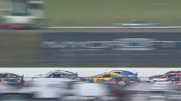 Более 20 машин столкнулись во время гонки