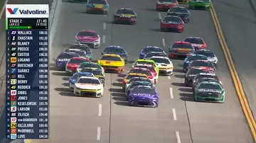 NASCAR yarışmasında 25-dən çox avtomobil toqquşub