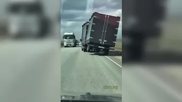 В Самарской области ветер сносит грузовики