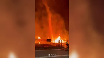 Огненный торнадо образовался во время пожара в Испании