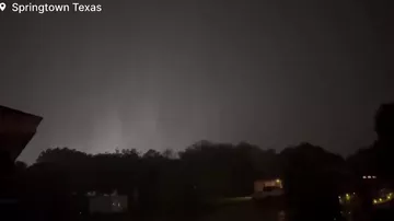 Молния ударила в станцию по переработке природного газа в Техасе