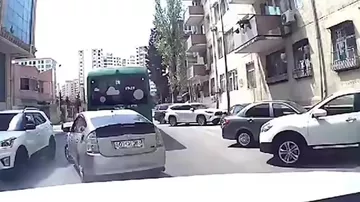 В Баку водитель бросил автобус посреди дороги