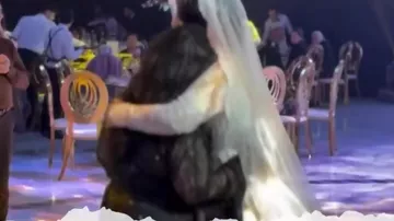 Qızı ilə rəqs edərkən kövrəldi