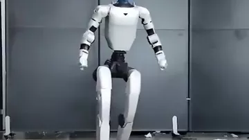 Робот Unitree показывает брейкданс