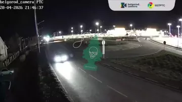 В России автомобиль на высокой скорости вылетел с дороги и перевернулся