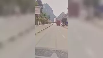 Гигантские валуны разрушили здания в Китае