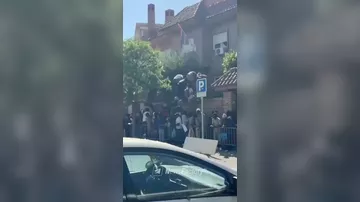 Хаос перед посольством в Мадриде