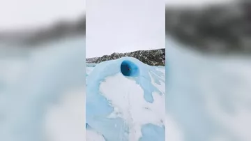 В Исландии образовались пещеры с уникальным прозрачным льдом