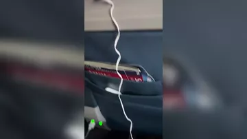 Разгневанный пассажир открыл дверь самолета со словами «я хочу выйти»