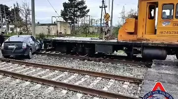 Bir gündə eyni dəmir yolu keçidində iki avtomobil qatarla toqquşub