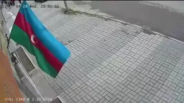 Bayrağa hörmətsizlik edən şəxslə bağlı araşdırma başladı