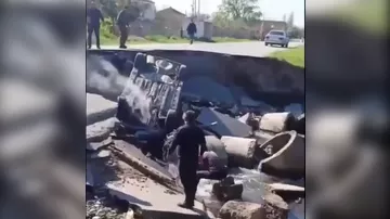 Bir aydır çökən yolu düzəltmirlər - Bu dəfə maşın düşdü