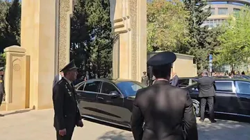 Dövlət və hökumət rəsmiləri Ulu Öndər Heydər Əliyevin məzarını ziyarət ediblər