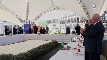 Prezident İlham Əliyev Zəngilan şəhərindəki ilk yaşayış kompleksinə köçən ailələrlə görüşüb