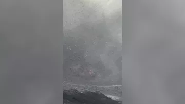 Невероятный вид на начало извержения вулкана вблизи
