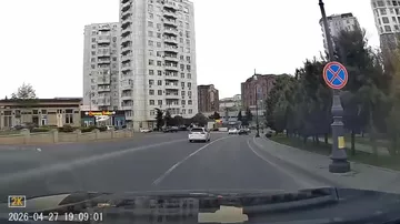 Отвалившееся от автомобиля колесо врезалось в другую машину в Баку