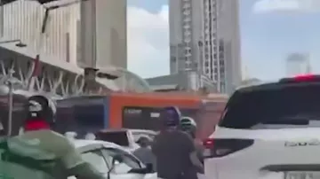 Страшное ДТП в Бангкоке: поезд протаранил автобус и автомобили
