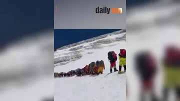 Рекордное количество альпинистов покорили Эверест за один день